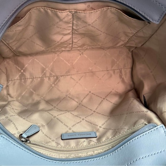 Michael Kors Jet Set Large
Saffiano Leather Shoulder Tote
Bag Light Blue color - Picture 6 of 9